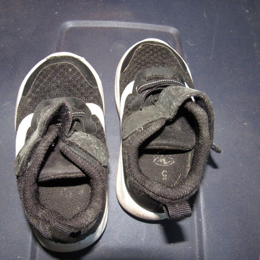 Toddler Size 5 Black and White Sneakers Shoes hook & Loop closure